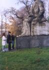 Skadanie kwiatw przed pomnikiem - 1991 r.